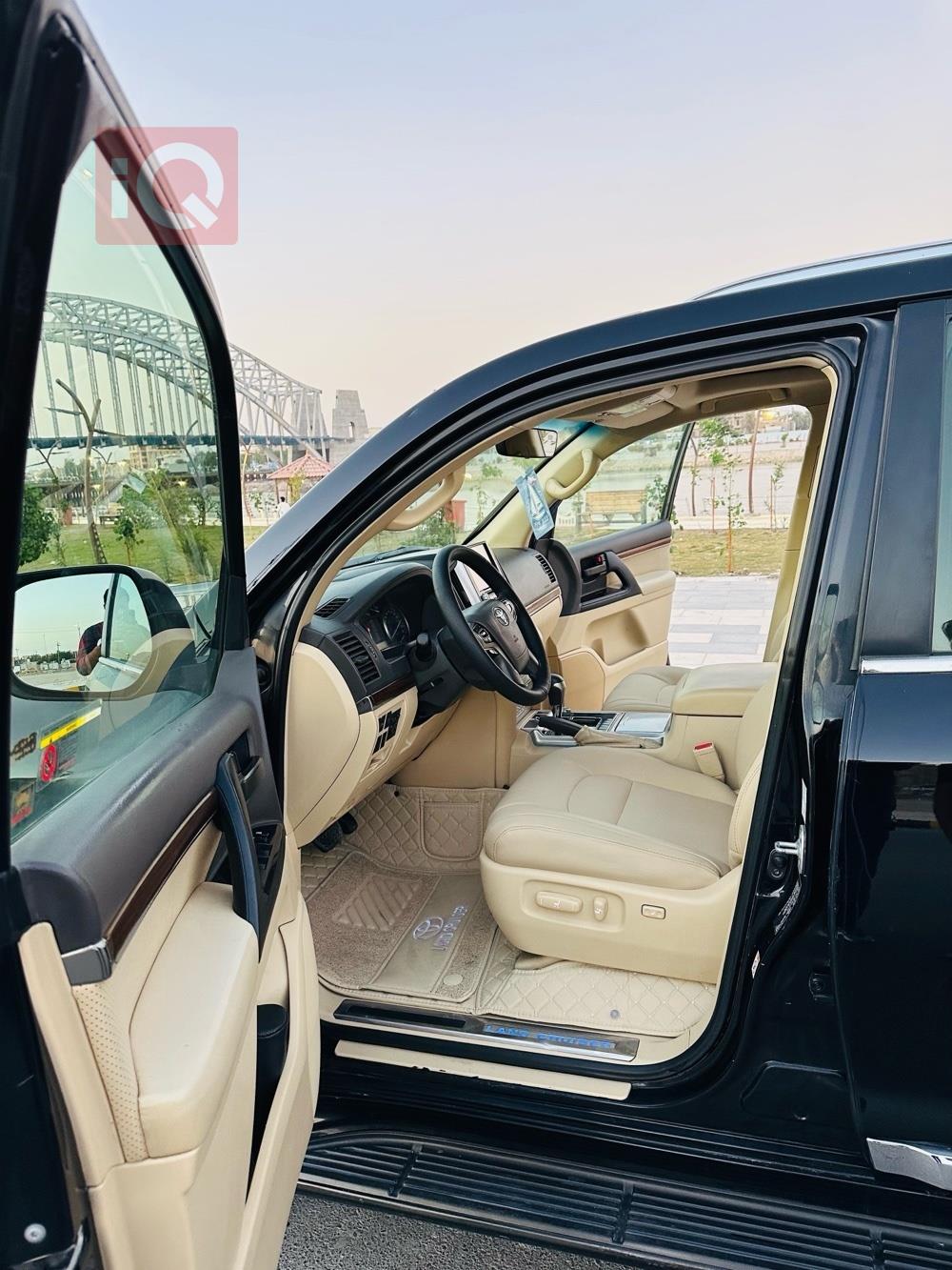 تۆیۆتا لاند کروزەر